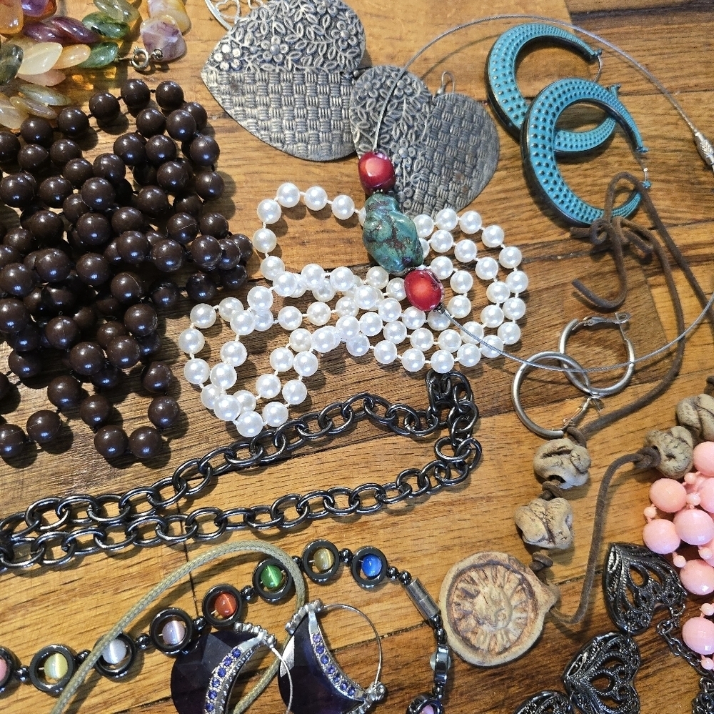 Vintage To Now Jewelry Lot Costume Estate Find Needs Cleaned. Mixed - Picture 12 of 13